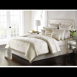 Martha Stewart 9 Piece Comforter Set. Queen.